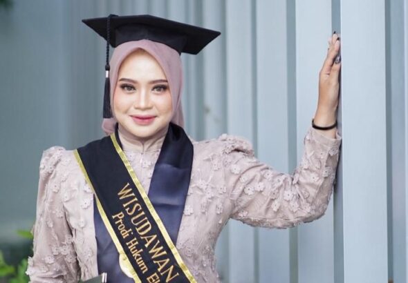 Wisudawati Terbaik HES