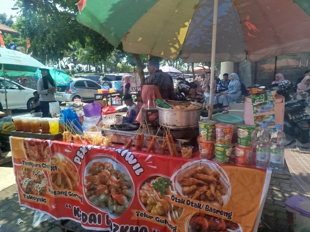 Isu mengenai adanya larangan berjualan bagi Pedagang Kaki Lima (PKL) di sekitar area Kampus 3 UIN Walisongo Semarang saat acara wisuda mendapat penolakan dari para pedagang.